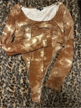 Fashion Nova Brown & Cream Tie-Dye Long Sleeve Bodysuit
